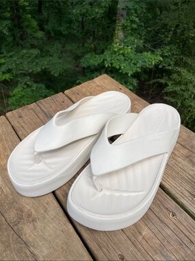 NWOT CROCS GETAWAY PLATFORM FLIP-FLOPS